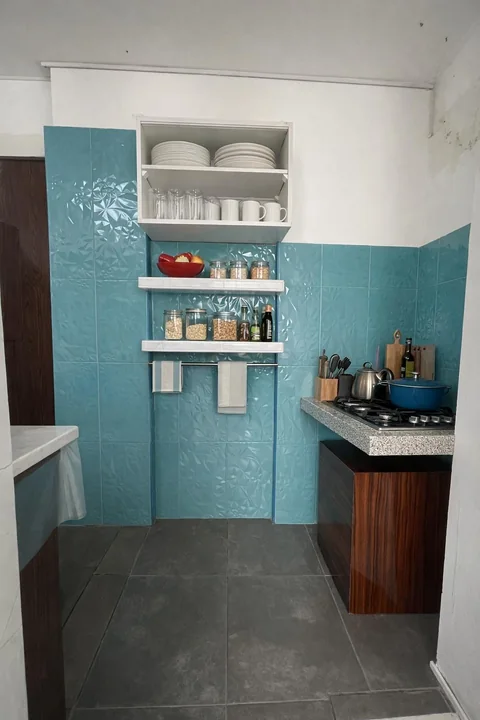 Cocina compacta con repisas abiertas y encimera