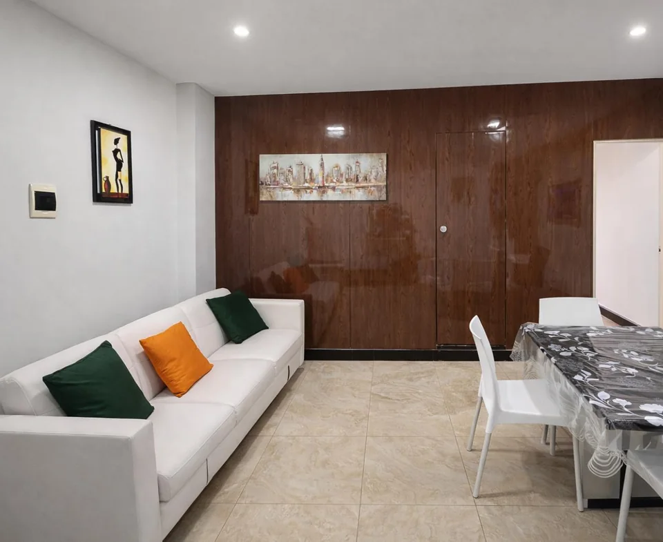 Sala amoblada junto a un comedor