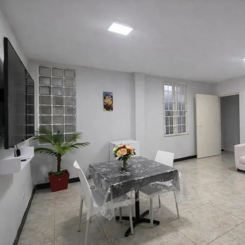 Comedor con mesa de vidrio en una sala iluminada