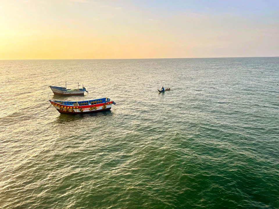 Vista del mar con embarcaciones peque&ntilde;as al atardecer