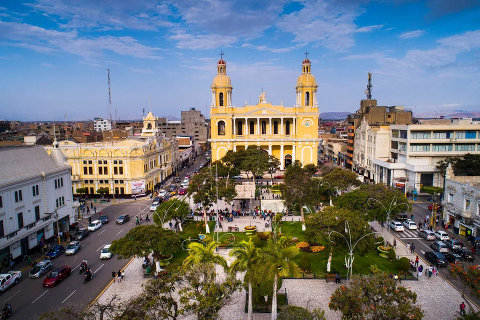 Vista panor&aacute;mica de la plaza principal de Chiclayo